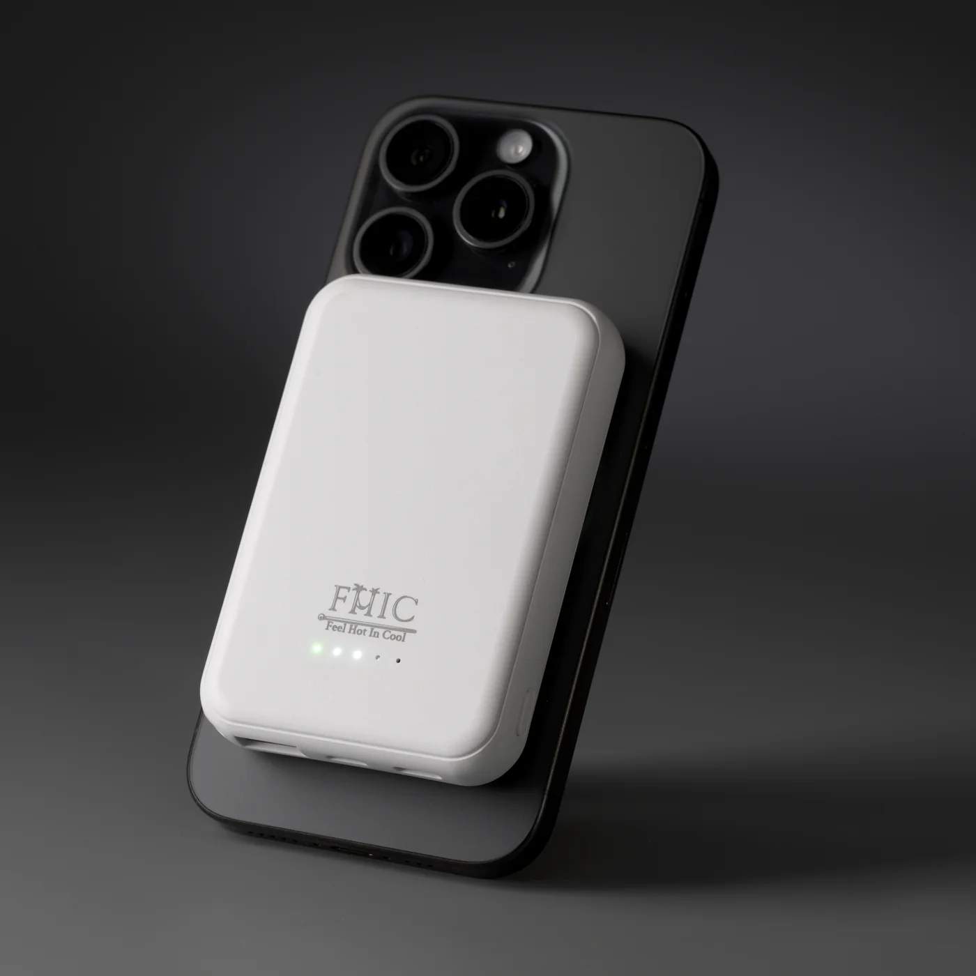 Az FHIC powerbank a telefon hátoldalán